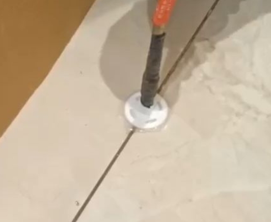 阳曲瓷砖空鼓维修公司专业解答瓷砖在铺贴过程中，如果没有涂抹均匀到位的粘结材料（如水泥砂浆或瓷砖胶），可能会导致以下问题
